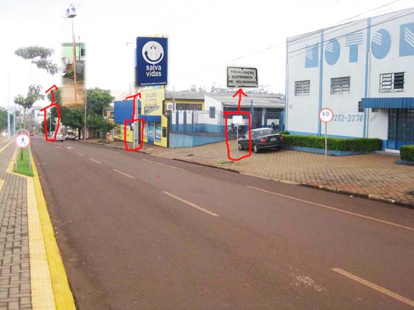 Nestes lugares estão as placas indicando fiscalização eletrônica de velocidade.