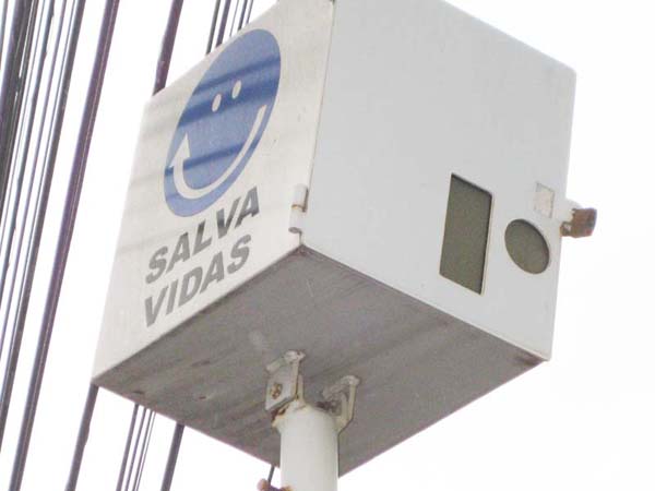 Cade os fios ou os burracos para entrar os fios na caixa?<br />Cade a câmera?