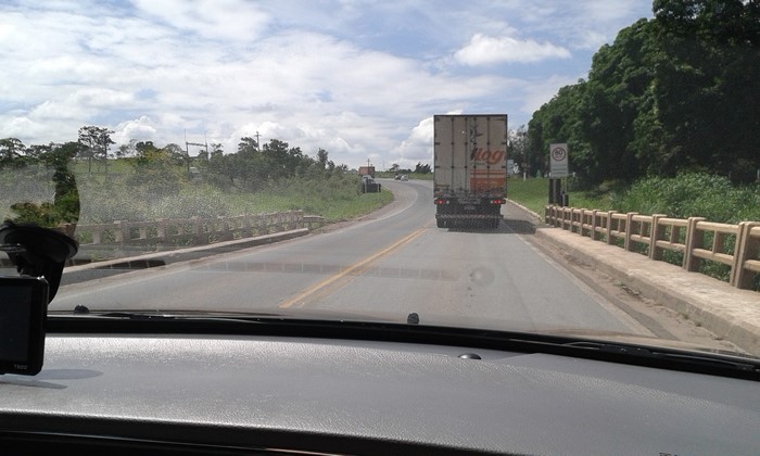 Foto tirada sentido Brasilia para Paracatu, a Placa fica na saida da ponte.